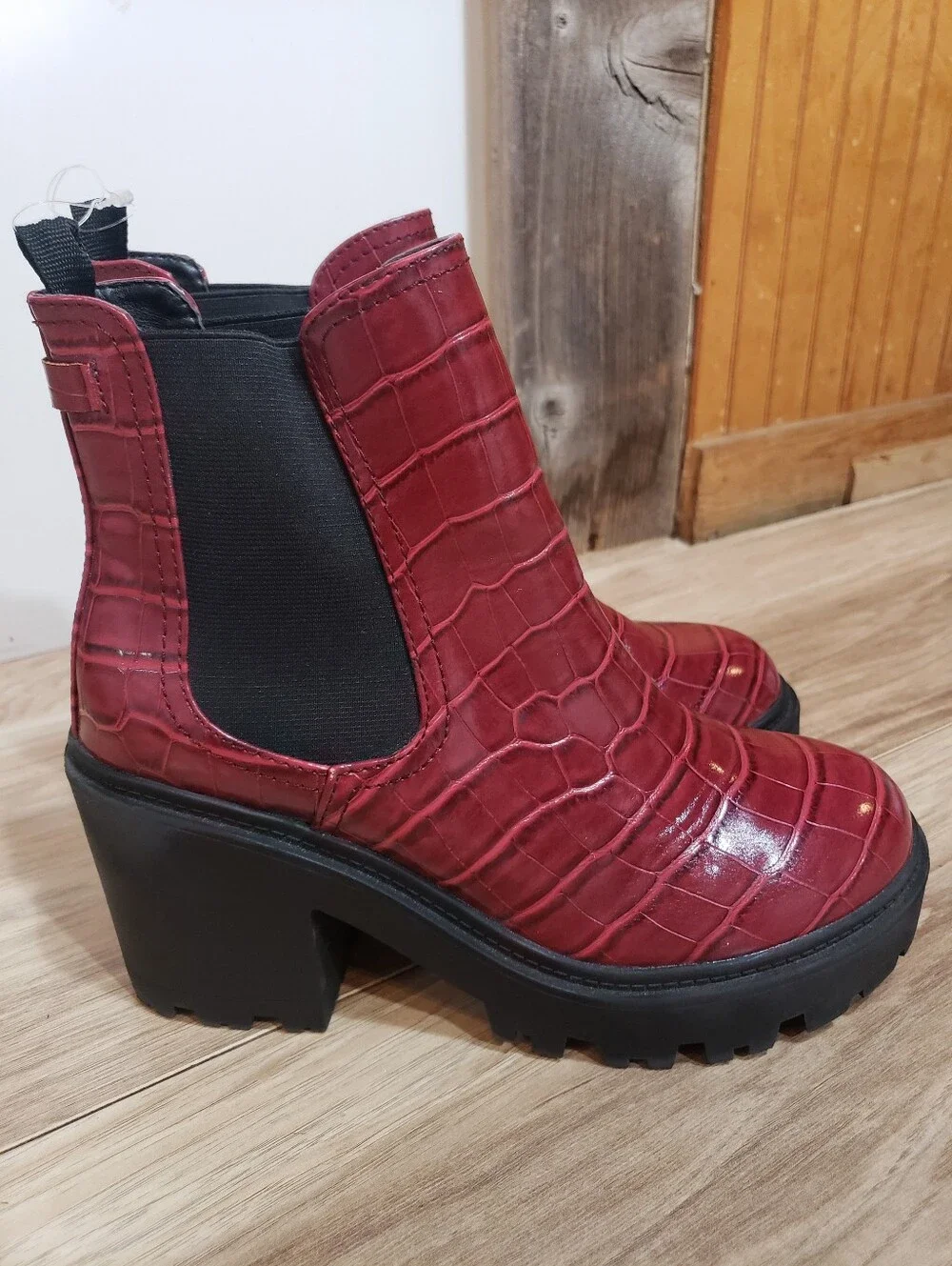 Red Croc-Embossed Chunky Chelsea Boots Urban Outfitters Size 9